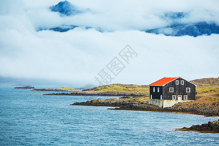 冰岛美丽的风景土地房子海岸线港口干草天空场地爬坡草地峡湾图片