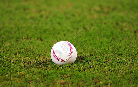 在棒球场的草上打棒球图片