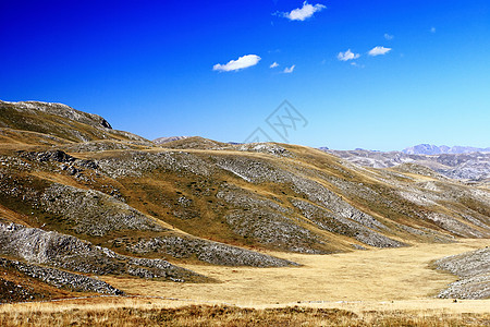 马其顿的景观爬坡荒野天空农村植被草地叶子岩石风景生态图片