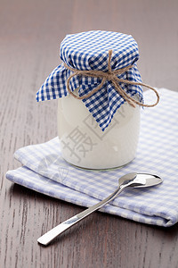用玻璃锅和勺子放在桌上的茶壶里自制牛奶酸奶酸奶图片