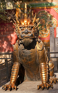 中国北京紫禁城宫 青龙铜雕像Gugong文化纪念碑铜像建筑历史地标红色背景图片