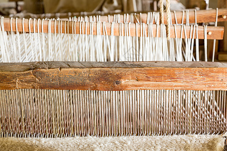 西班牙使命中的旧编织机衣服手工古董木材生产纬线工具木头织机日志图片