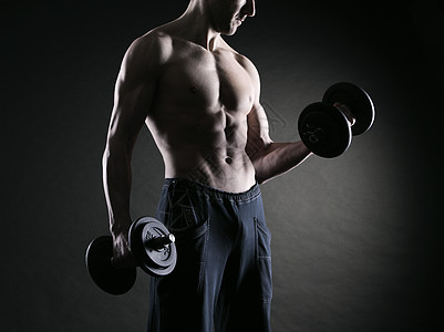 使用哑铃实施二头肌膀子男性年轻人吸引力生活方式身体锻炼运动性别深色图片