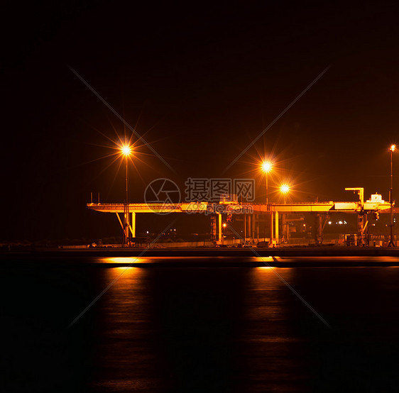 夜间的工业港口图片