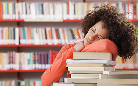 累累学生图书馆女孩大学生女性教育睡眠女子青年文化混血儿图片