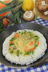 鸡肉烤鸡家禽鸡肉香菜柠檬薯条午餐蔬菜韭菜盘子饮食图片