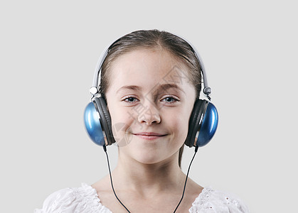 戴耳机的年轻女孩小姑娘乐趣水平女性音乐童年孩子图片