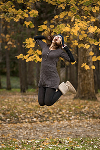 跳跃享受快乐女性乐趣幸福喜悦成人树叶森林公园图片