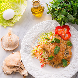 烤煮牡蛎蘑菇 配有新鲜沙拉盘子烧烤鱼片饮食粮食食物香气烹饪青菜蔬菜图片