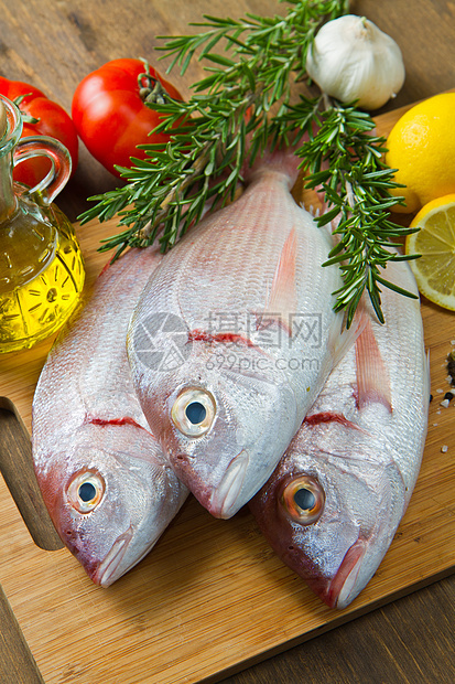 海洋烟雾营养鲻鱼鲷鱼市场膳食柠檬迷迭香红色工作室白色图片
