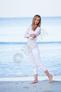 迷人的金发美女 在沙滩上放松海洋天堂海岸成人蓝色女士闲暇假期旅行热带图片