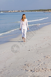 迷人的金发美女 在沙滩上放松成人天堂阳光海岸热带闲暇女孩女士海洋女性图片