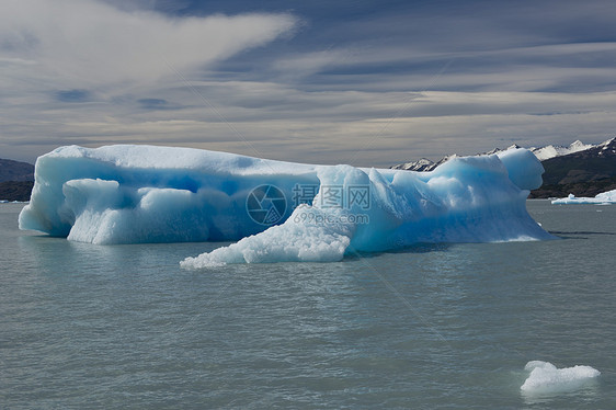 冰山漂浮在阿根廷湖上冰川公园旅游全景旅行漂流蓝色世界遗产图片