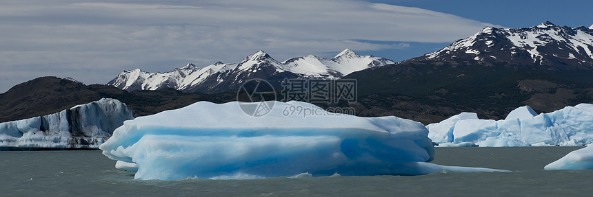 冰山漂浮在阿根廷湖上全景冰川蓝色旅行旅游世界遗产公园漂流图片