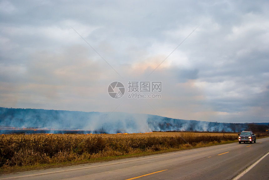 控制下农业燃烧到清除秋地田自然光田园汽车天气农场减灾照明场地技术阳光图片