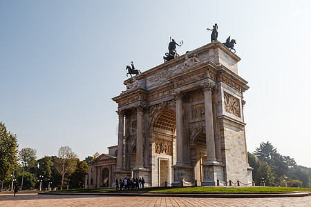 意大利伦巴迪米兰Sempione公园和平拱门地标步伐建筑学正方形天空纪念碑观光古董艺术建筑图片