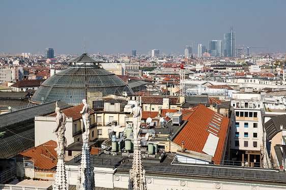 意大利大教堂屋顶对米兰的空中观景古董天空全景教会房子石头巅峰雕塑历史性场景图片