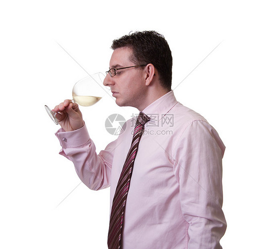 男人闻着白葡萄酒的味道图片