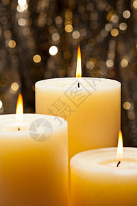 三个蜡烛点燃纺织品柱状礼物紫色织物浪漫烛光丝绸火焰图片