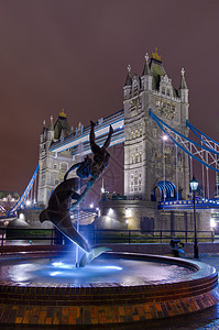 夜幕前 塔桥对面的雕像图片