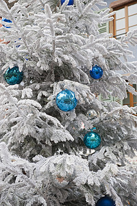 白圣诞树上挂着的蓝色圣诞节球背景图片