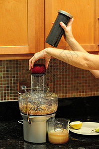 果汁苹果器具饮料营养水果榨汁厨房早餐食物饮食女士图片