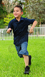 正在跑步的年轻男孩喜悦栅栏牛仔男性拉丁快乐蓝衬衫青年孩子短裤图片