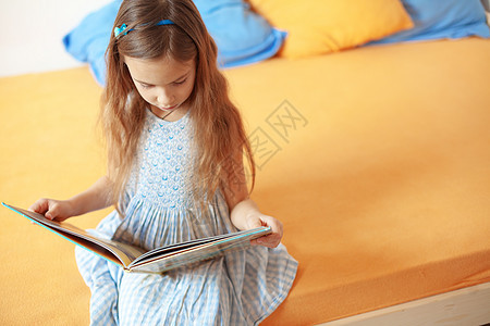 儿童阅读一本书青年童年孩子教学乐趣学习教育教科书苗圃知识分子图片