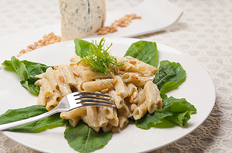 意大利通心粉戈贡佐拉和松子小麦干酪羊乳午餐菠菜食物草药松树桌子美食图片