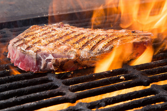 Raw Steak 搭配一辆Grill车肋眼牛排晚餐食物烧烤架美食火焰烹饪牛肉生食图片