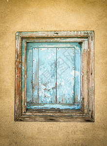 特写小型旧木制小门木板木头房子框架乡村窗户棕色建筑学蓝色背景图片