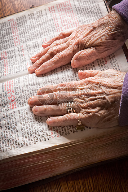 老年妇女对圣经的手想法人类沉思女性概念生活手雕宗教家居教会图片