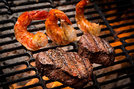 Jumbo 虾和牛排肉片海鲜牛扒炙烤美食烹饪火焰图片