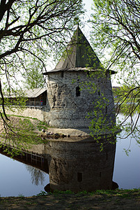 普斯科夫旧塔场景衬套码头建筑学公园城堡石头叶子废墟游客图片