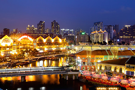 晚上新加坡城市天际市中心金融旅行旅游建筑学中心地标反射天空蓝色图片