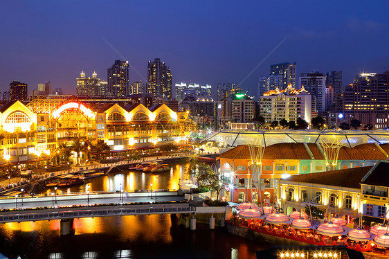 晚上新加坡城市天际市中心金融旅行旅游建筑学中心地标反射天空蓝色图片