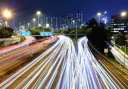 高速公路上的轻交通道城市尾灯街道运动交通速度运输踪迹公共汽车场景图片