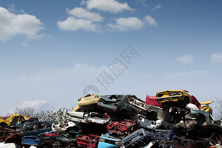废旧汽车和残骸垃圾堆图片