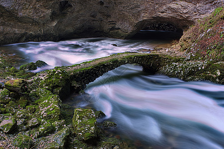 在小溪上方的石桥含量峡谷碳酸钙股票岩石摄影软水苔藓背景图片