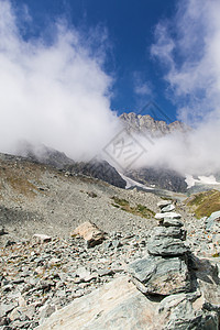 意大利阿尔卑斯山上的路径符号高度石头高山岩石指针蓝色旅行踪迹远足小路图片