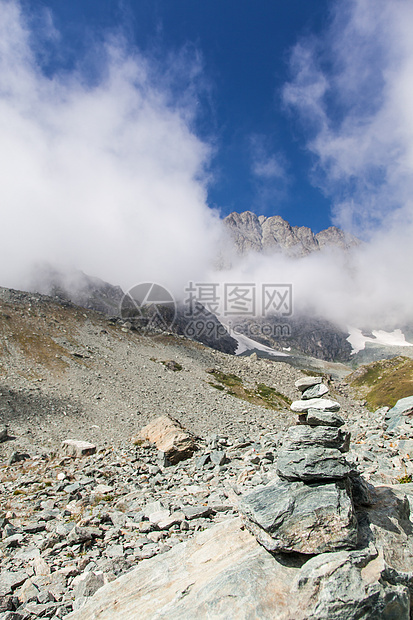 意大利阿尔卑斯山上的路径符号高度石头高山岩石指针蓝色旅行踪迹远足小路图片