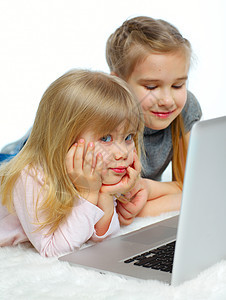 携带膝上型电脑的女孩青少年衣服说谎孩子们美丽工作学习笔记本教育快乐图片