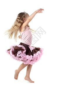 小女孩在演唱室跳舞短裙舞蹈女性戏服孩子快乐芭蕾舞微笑演员童年图片