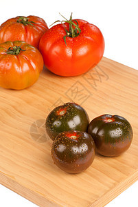 红番茄和绿番茄切菜板什锦西红柿绿色尺寸背景图片