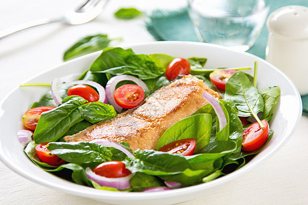 含有菠菜沙拉的鲑鱼饮食美味蔬菜绿色沙拉食物叶子营养美食西红柿图片