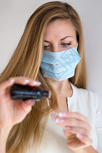 戴面具的妇女病人药物女性女孩玻璃流感糖浆疾病咳嗽液体图片