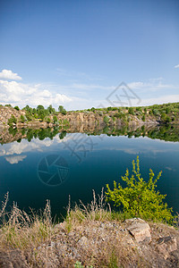 视图到湖面池塘环境天空晴天阳光叶子假期活力蓝色爬坡图片