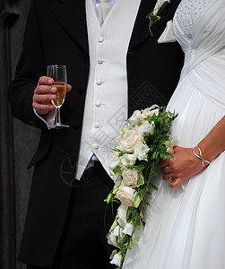 新娘和新郎庆典婚姻仪式法师女性白色男人裙子身体衣服图片