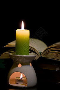 蜡烛和书本夫妻图书馆照明文学章节数据庆典桌子阅读文档图片