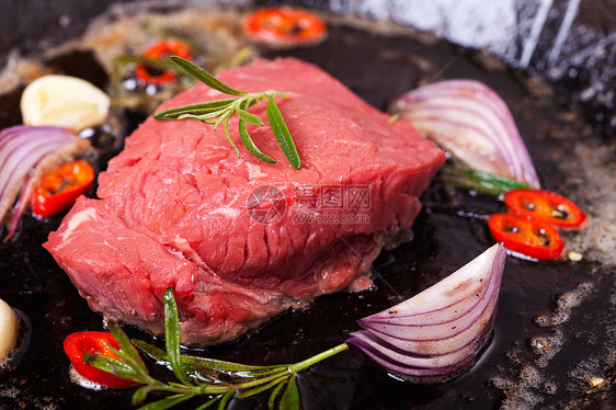 铁锅里生牛排辣椒黄油鱼片牛肉食物平底锅牛扒烧烤灼烧烹饪图片